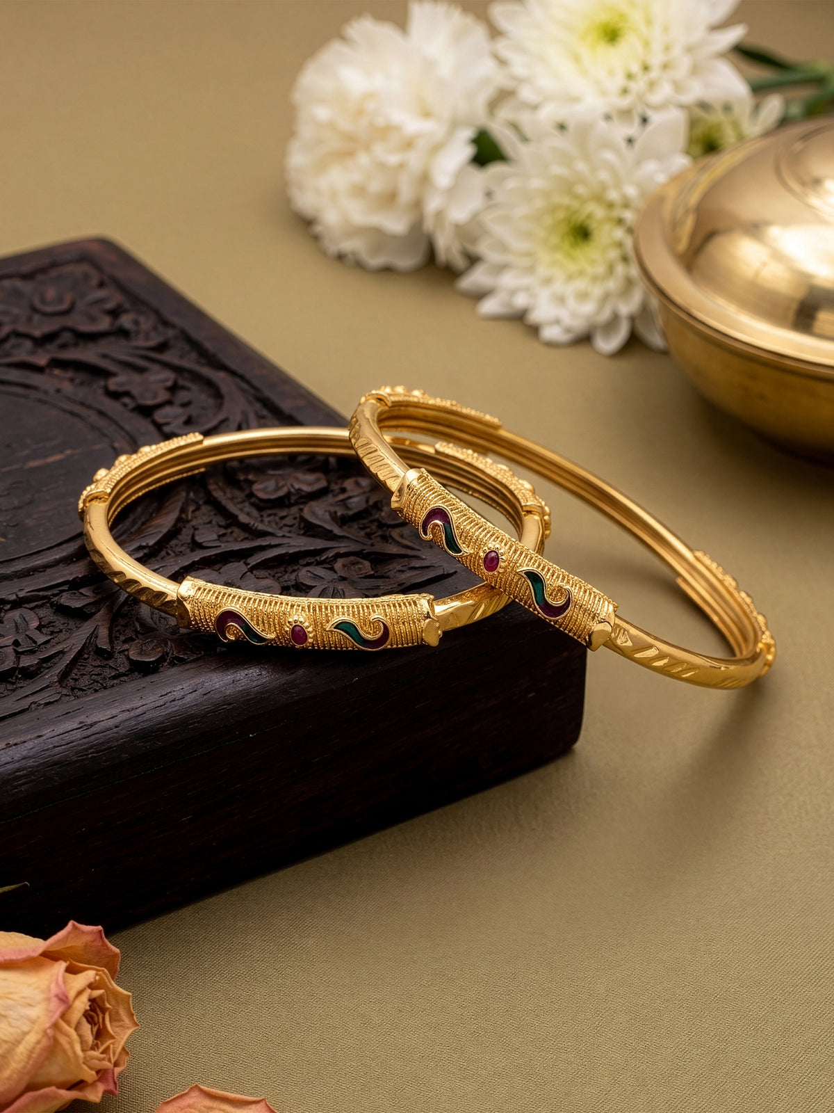 Anamika curved red-green Gold Set Of 2 Women's 2/4, 2/6, 2/8 Bangles