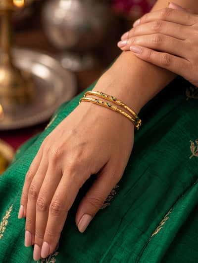 Anamika curved red-green Gold Set Of 2 Women's 2/4, 2/6, 2/8 Bangles